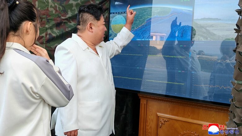 北朝鮮が新型兵器の発射試験成功と発表 金正恩氏が視察「敵にとって不治の頭痛」 娘とされる「ジュエ氏」も同行|FNNプライムオンライン
