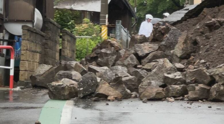 【台風情報】ダブル台風　長野県内は27日昼前にかけ激しい雨の所も　27日正午までの24時間降水量は北部80、中部120、南部150ミリ　諏訪の3時間雨量は6月の観測史上最大　石垣が通学路をふさぐ被害も｜FNNプライムオンライン