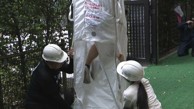 東京・北区の小学校火災受け避難訓練　教職員が「救助袋」を使って3階から1階まで避難「子供たちに上手に伝えたい」｜FNNプライムオンライン