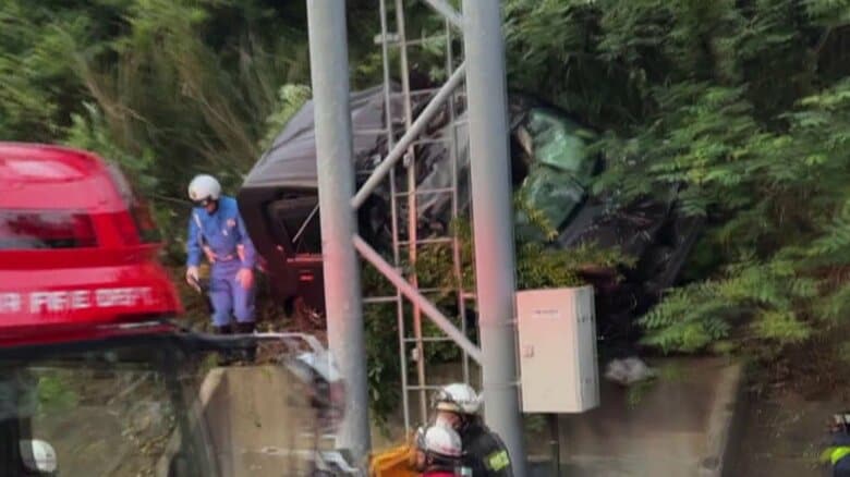軽自動車がトラックに追突後、高速道路脇の斜面に乗り上げ表示板の柱に衝突…本線に戻れず　20代運転手が負傷　茨城・常磐自動車道｜FNNプライムオンライン