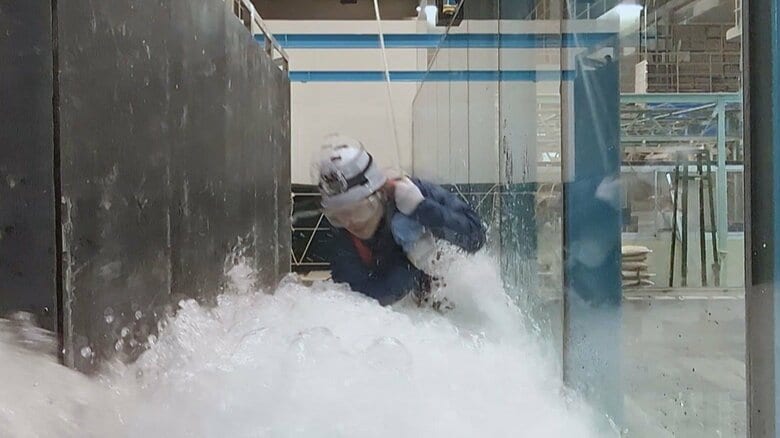 数十センチの津波でも命の危険　1mの浸水深で死者率は100%に…津波の脅威･危険性を男性アナウンサーが体験｜FNNプライムオンライン