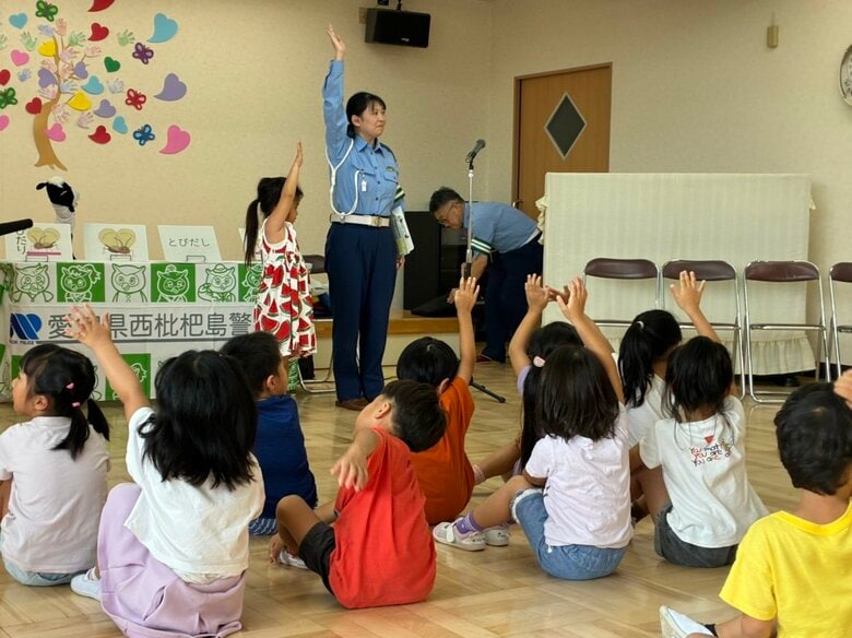 園児に人形劇で説明…愛知県清須市の保育園で西枇杷島署の署長らが交通安全教室 横断歩道の渡り方など教える｜FNNプライムオンライン