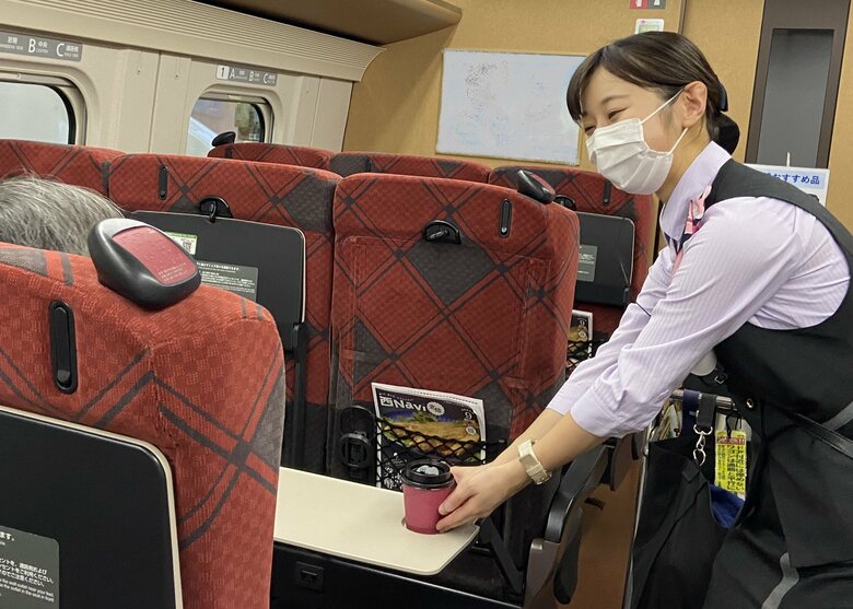 新幹線の車内でホットコーヒーを提供(提供:JR東日本サービスクリエーション)