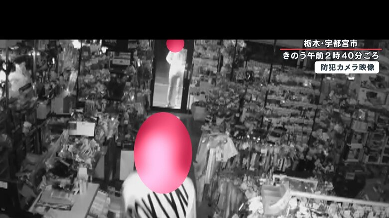 店内から現れた男が中から鍵を開ける