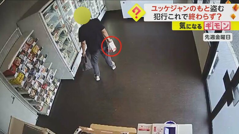 複数の商品を手に取った女
