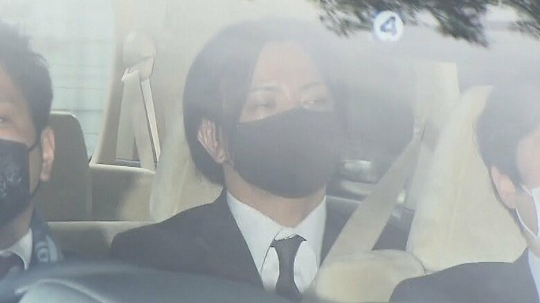 千葉地裁松戸支部を出る田中聖被告(午後2時半ごろ)