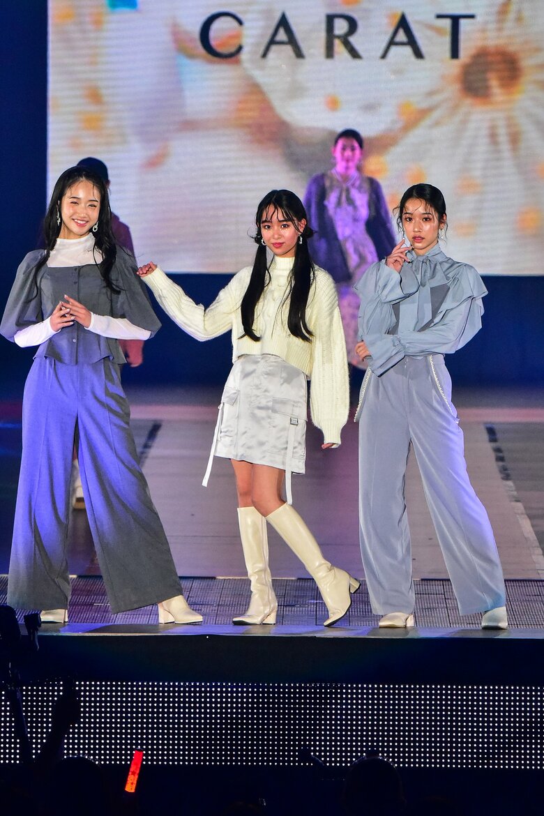 （左から）天翔愛さん、藤岡舞衣さん、天翔天音さん(C)Rakuten GirlsAward 2023 AUTUMN/WINTER