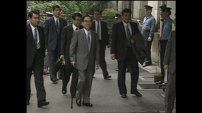 中央：職場復帰した国松警察庁長官（95年6月）