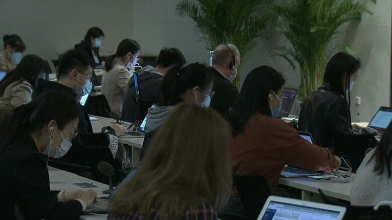 坂本さんの質問をしたのは中央に座る中国メディアだった