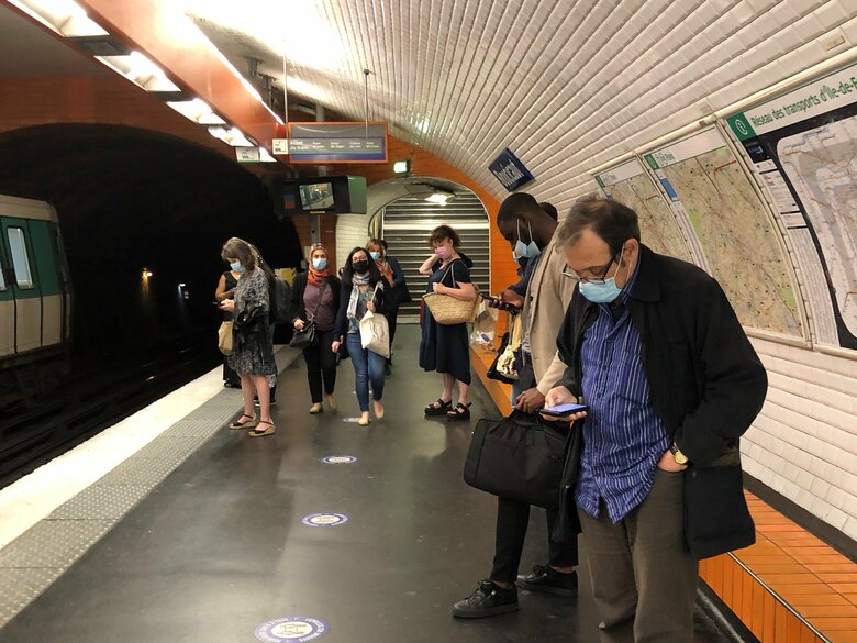 地下鉄など屋内施設では不織布マスクの着用が徹底されている