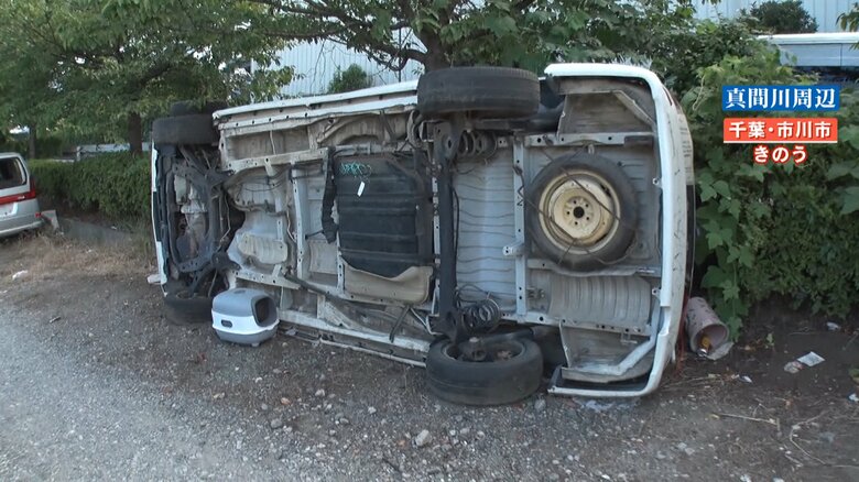 横倒しになっている車