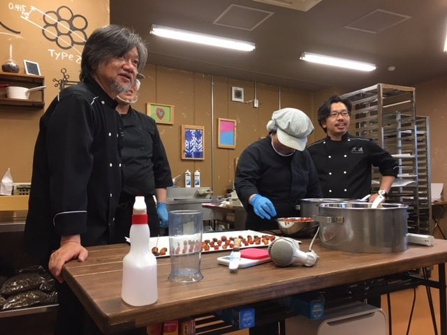 「チョコレート作り」のきっかけとなった野口和男さん（左）と（『温めれば、何度だってやり直せる』より）