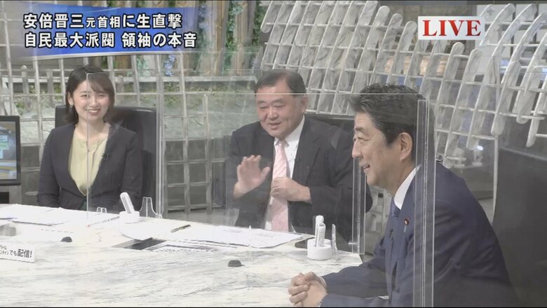 新美有加キャスター（左）、反町理キャスター（中）、安倍晋三元首相