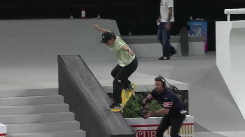 五輪でも決めた代名詞のフロントサイドKグラインドをメイクする中山楓奈（Street League Skateboarding）