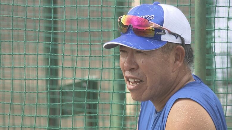 笑顔で練習を見守る井上二軍監督