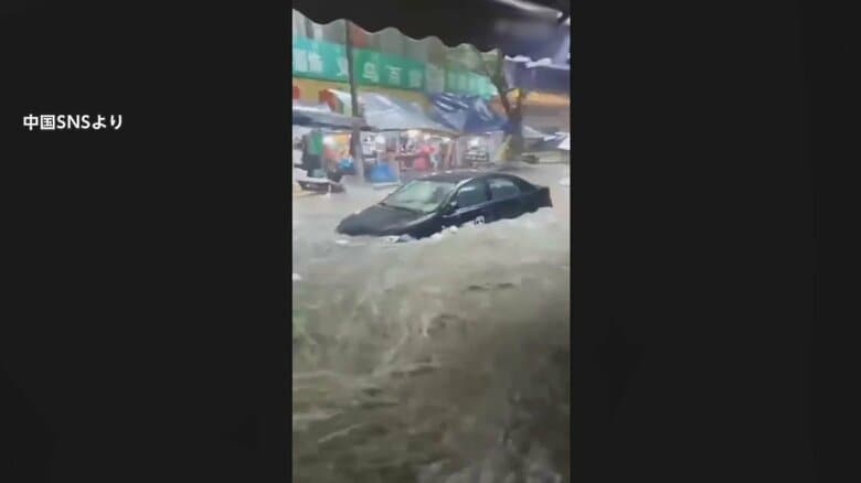 濁流に流される車（中国・西安市）
