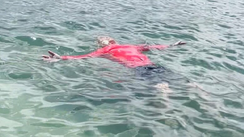 大の字の姿勢にはリスクも（提供：日本水難救済会）