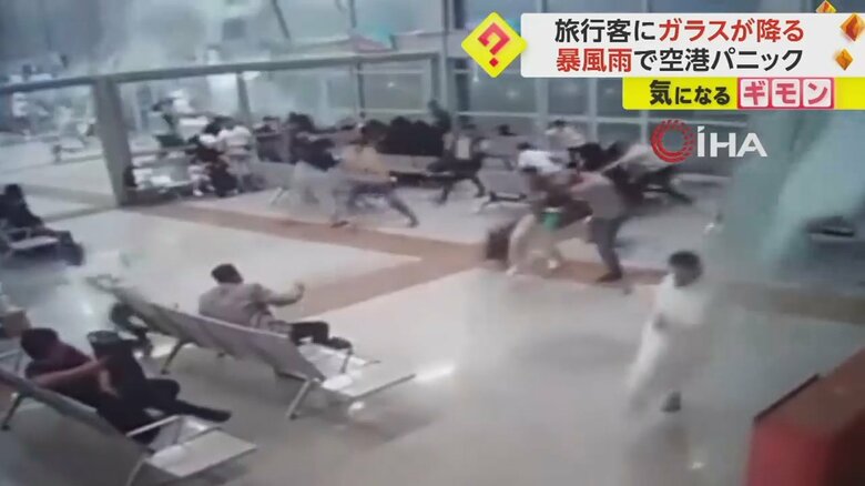 突然ガラスの破片が降り注ぎ、逃げ惑う人たち③