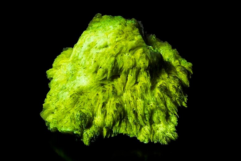 北海道石を含むオパール（長波紫外線を当てると黄緑色の蛍光を発する。横幅5センチ）[提供：相模中央化学研究所 田中陵⼆・主任研究員]