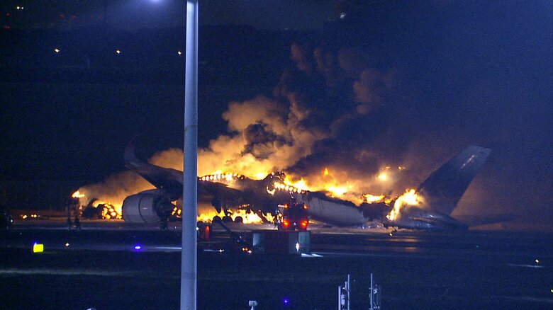 羽田空港で炎上する日航機