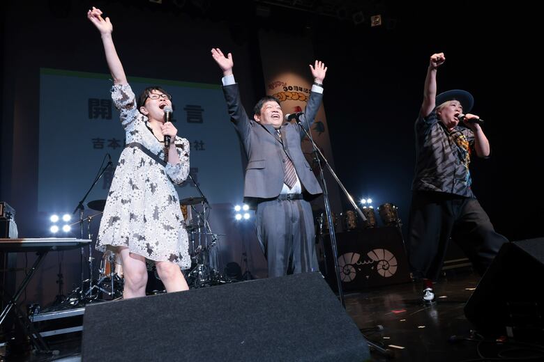 開会宣言をした吉本興業藤原寛副社長とモリマン(C)モリマンフェス