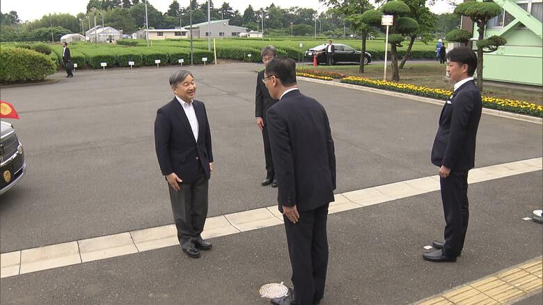 大野知事の出迎えを受けられた天皇陛下