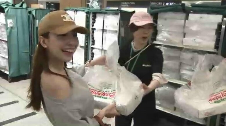 「1人1箱」＝1人12個を無料配布