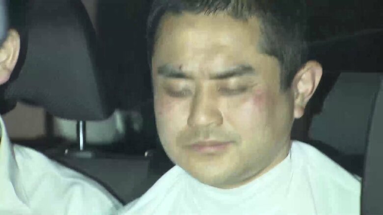 逮捕された戸田容疑者。じっと目を閉じていた（東京・本富士署　7日）