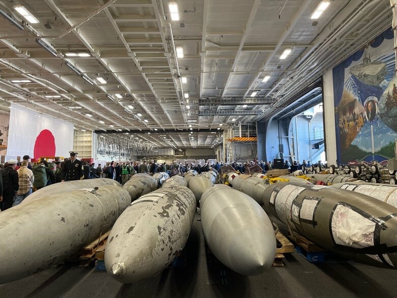 格納庫に並べられたカラの燃料タンク。一見ミサイルのよう