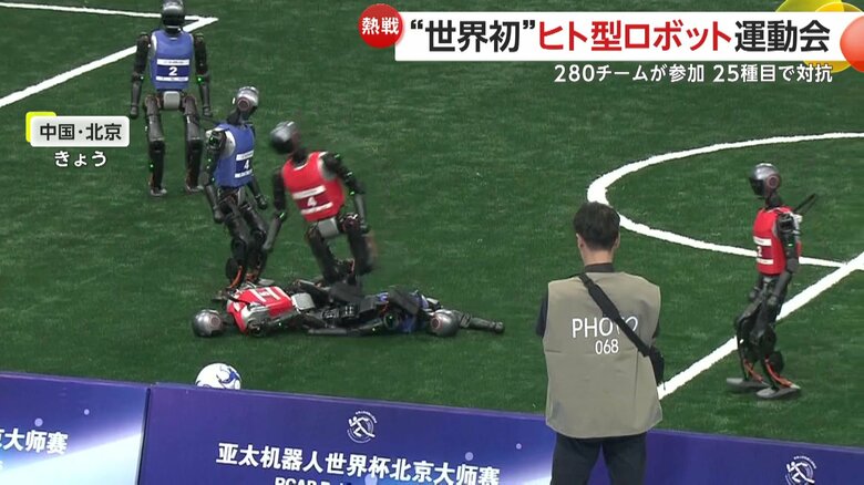 サッカーの試合でバタバタと倒れていく選手たち③