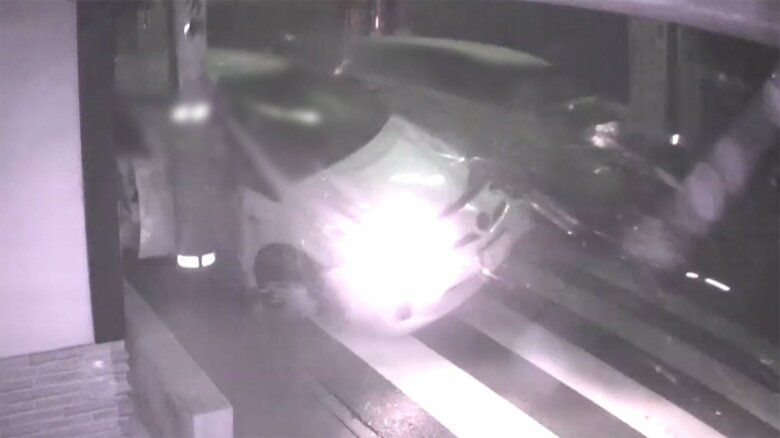 奥から走ってきた乗用車と右から来たワゴン車が衝突。その衝撃で、乗用車は、近くの電柱に激突した。