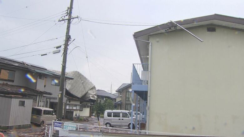 アパートの屋根が吹き飛ぶ