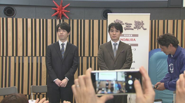 詰めかけたファンの前に登場