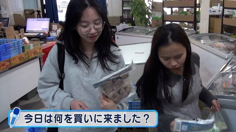 留学生2人はベトナム料理の材料を購入