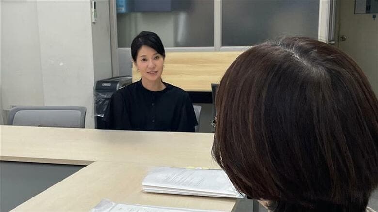 「東京いのちの電話」に話を聞く遠藤アナ
