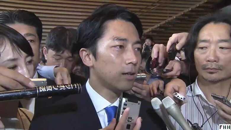 「古いね、固いね」と記者団に訴える小泉氏