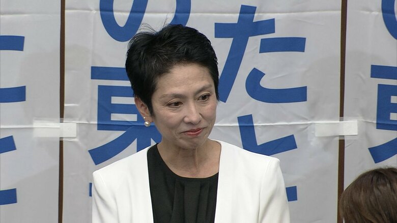 小池氏の3期目が当選確実となった後の蓮舫氏の様子…目には涙？（7日午後8時過ぎ）