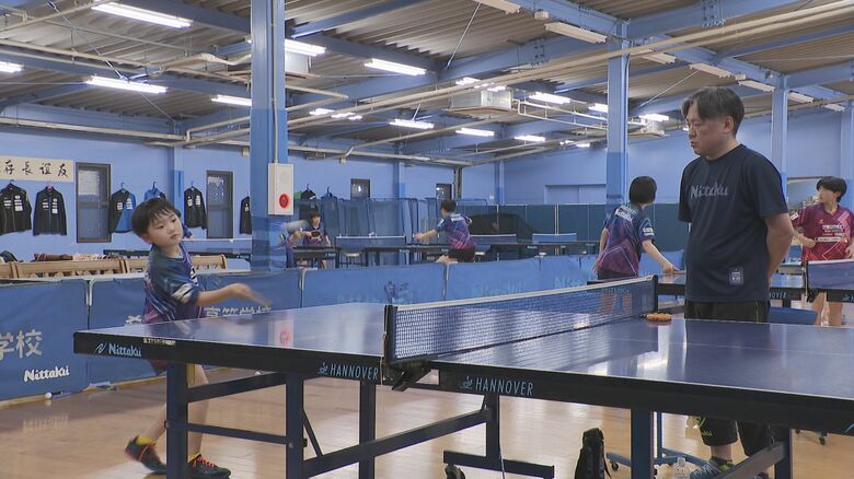 友利ちゃんを指導する石田卓球クラブ代表 石田弘樹さん