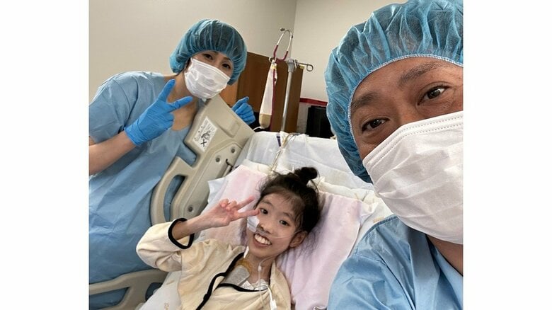 術後2週間、ピースサインをする好乃ちゃんと両親