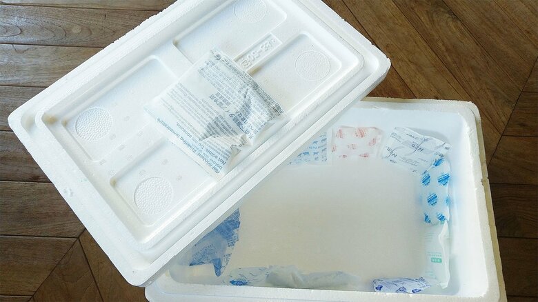 発泡スチロールで保冷効果の高いものに（特集班撮影）