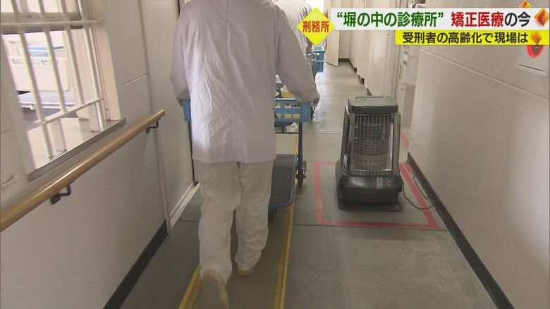 配膳に向かう受刑者