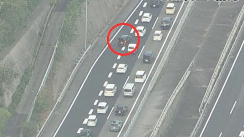 加速車線のほぼ終点で合流・「ファスナー合流」をした車（赤で囲った車）