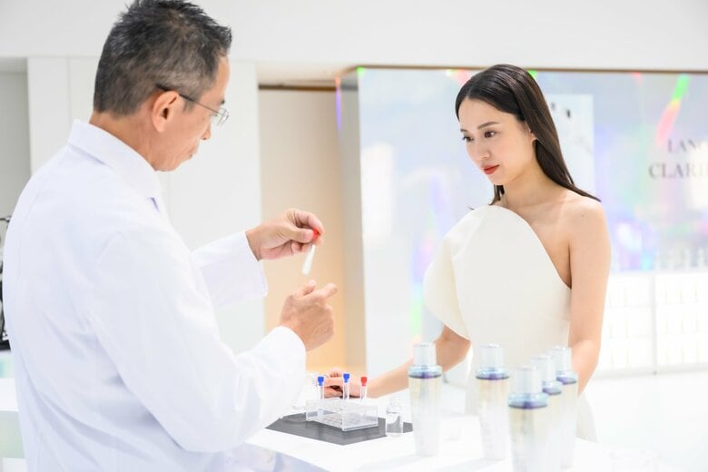 「クラリフィック デュアル エッセンス ローション EX」新製品発表会
