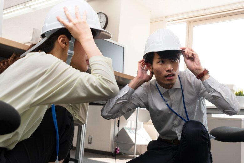 室内・屋外など落下物にも注意が必要だ（画像：イメージ）