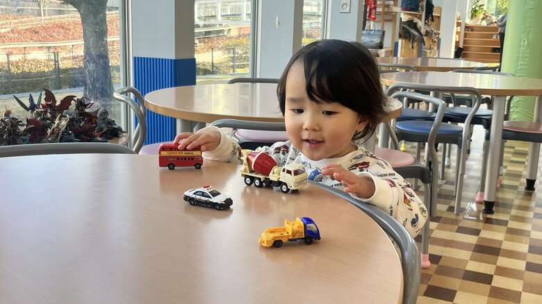 子供も普段と違う環境に笑顔になる