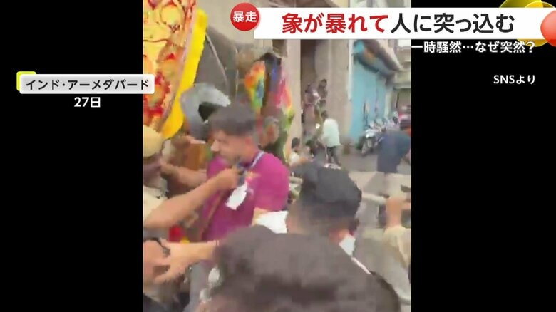 すさまじい勢いに多くの人がなぎ倒され、軽々と破壊された設置されていたバリケード