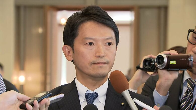 都内で取材に応じる斎藤元彦知事　11月25日