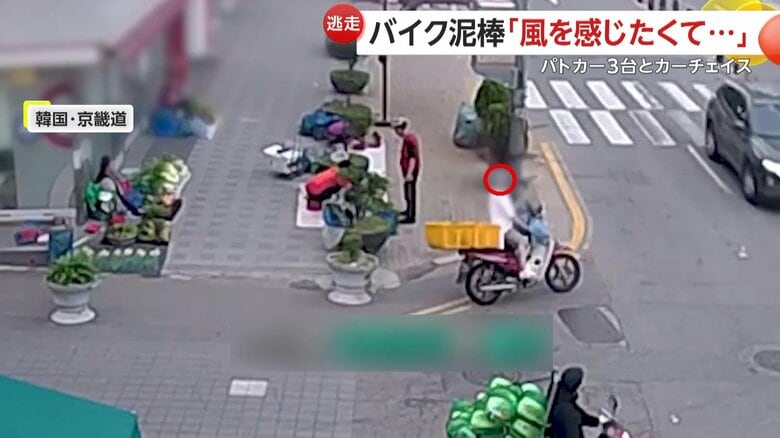 ノーヘルで街を駆け抜けるライダー