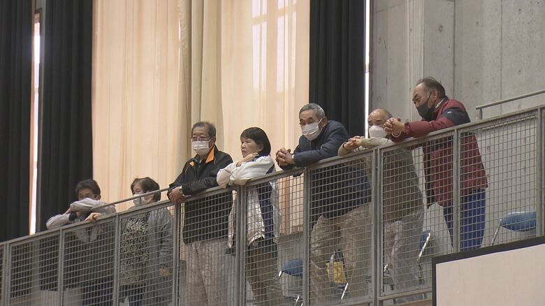 バレー部を応援する地域の人たち