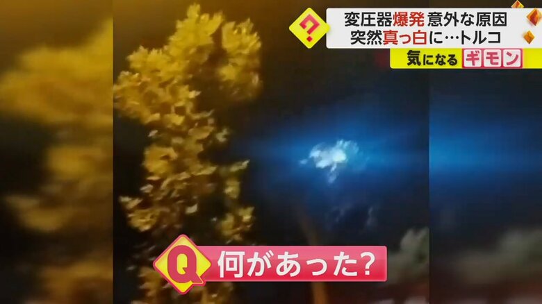 夜の住宅街で青白い光が輝いている